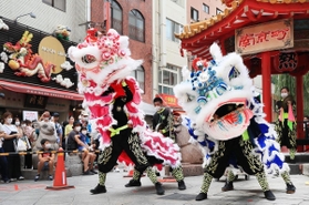 新型コロナウイルスの終息を願って披露された獅子舞＝２１日午後、神戸市中央区元町通１（撮影・鈴木雅之）