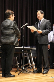 宝塚市の中川智子市長に調査内容を答申する市いじめ問題再調査委員会の春日井敏之委員長（右）＝２２日午前、宝塚市末広町（撮影・村上貴浩）