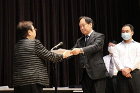 宝塚市の中川智子市長に調査内容を答申する市いじめ問題再調査委員会の春日井敏之委員長（右）＝２２日午前、宝塚市末広町（撮影・村上貴浩）