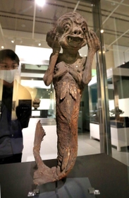 世界各国の怪物たちを紹介する「驚異と怪異」展の会場＝２３日午前、姫路市本町（撮影・小林良多）
