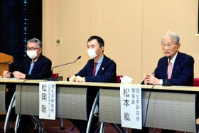 スパコンの計算性能で「富岳」が世界４冠を達成し、会見する理化学研究所の松本紘理事長（右端）ら＝２３日午前、神戸市中央区港島南町７、理化学研究所計算科学研究センター（撮影・中西幸大））