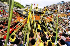 みこしを豪快にぶつけ合う氏子ら＝２０１９年１０月１５日、姫路市白浜町