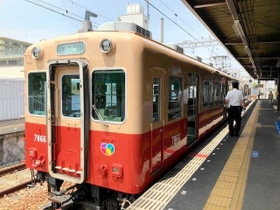 本年度で引退した阪神武庫川線の「赤胴車」（羽川英樹さん提供）
