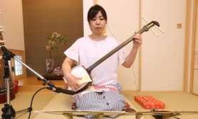 自宅１階で三絃を演奏する新福かなさん＝姫路市（撮影・辰巳直之）