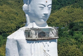 世界平和大観音像の頭部の下は、展望スペースになっていた＝淡路市釜口（小型無人機で撮影）