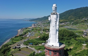 大阪湾を向いて立つ世界平和大観音像＝淡路市釜口（小型無人機で撮影）