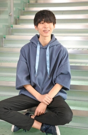 初の著書「ひとりの時間が僕を救う」を出版した神戸大生で人気ＹｏｕＴｕｂｅｒのパーカーさん＝神戸新聞社（撮影・後藤亮平）