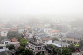 濃い霧に覆われた住宅街＝２６日午前８時２２分、神戸市垂水区高丸５から