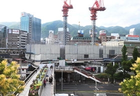 三宮ターミナルビルの解体工事が進み、ビル越しに見えるようになった六甲の山並み＝２６日午後、神戸市中央区小野柄通８の神戸阪急から（撮影・後藤亮平）