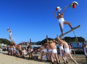 大避神社の祭礼「坂越の船祭」で披露されるバタカケ＝２０１９年１０月、赤穂市坂越