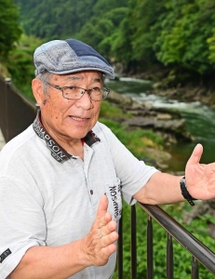 世界最小の恐竜の卵化石が発掘された現場近くで、思いを語る村上茂さん＝丹波市山南町上滝（撮影・秋山亮太）