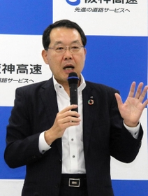 記者会見で抱負を語る阪神高速道路会社の吉田光市社長＝２６日午後、大阪市北区中之島３、阪神高速道路会社