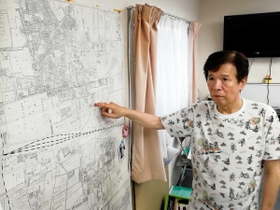 古い地図でクボタ旧神崎工場と、当時の自宅を指さす西方秀夫さん＝尼崎市内