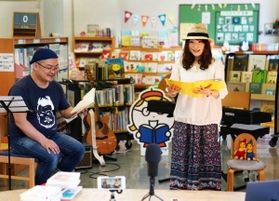 絵本朗読に熱が入る川浪ナミヲさん（左）とＣｈｅｒｉ＊さん＝神戸市兵庫区駅南通５