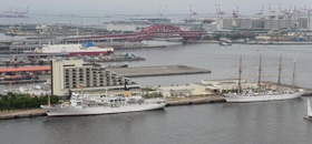 新港第１突堤では「海王丸」（手前右）と「青雲丸」（同左）、「大成丸」（建物の左隣）の３隻を一度に見られた＝２７日午後、神戸港