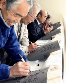 「平成の大修理」で寄付に協力し、瓦に名前などを記入する人たち＝２０１１年１１月、姫路市本町
