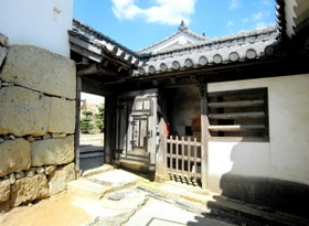 ふるさと納税で瓦の記名権が付く「ちの門」＝姫路市本町（姫路市提供）