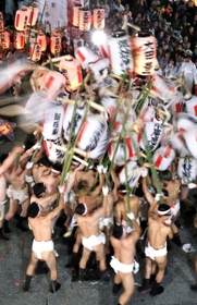 提灯を激しくぶつけ合う氏子ら＝２０１９年１０月、姫路市網干区宮内