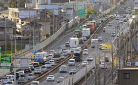 多くの車で混雑する加古川バイパス＝加古川市平岡町新在家（２０１３年撮影）
