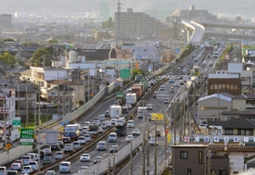 多くの車で混雑する加古川バイパス。国は播磨臨海地域道路の整備で通行量の分散を図る＝加古川市平岡町新在家
