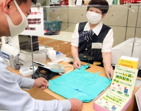 無料で貸し出す「レンタルバッグ」を置くコープこうべの店舗＝神戸市兵庫区駅南通５