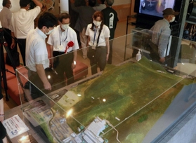明延鉱山とのつながりを紹介するジオラマなども展示＝朝来市佐嚢