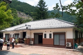 神子畑選鉱場跡前に完成した「朝来市鉱石の道神子畑交流館」＝朝来市佐嚢