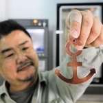 町工場の技術を生かした新型コロナ感染予防グッズ「アンカーフック」を製作した山村正幸社長＝神戸市西区櫨谷町福谷、山村工作所
