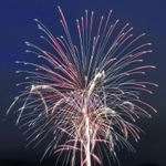 ゴルフ場から打ち上げられた花火＝１日夜、たつの市神岡町田中、龍野クラシックゴルフ倶楽部