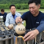 「悪疫退散」などの文字を書き込んだ花火玉を発射台に詰める花火師ら＝１日午後、たつの市神岡町田中、龍野クラシックゴルフ倶楽部（撮影・小林良多）