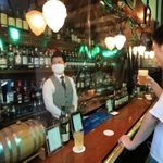 カウンターにビニールシートで仕切りをし、営業を再開したバー＝１日午後、神戸市中央区下山手通１、ＡＺＡＢＵ　ＢＡＲ（撮影・斎藤雅志）