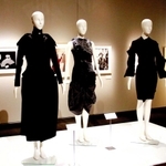 所蔵コレクションを基に構成した企画展「Ｔｒｅａｓｕｒｅｓ　ｏｆ　Ｆａｓｈｉｏｎ－ヴァレリー・スティールの審美眼」（８月３０日まで）の会場＝神戸ファッション美術館