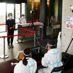 入り口では体温検査が実施された＝２日午前、神戸市中央区脇浜海岸通１、兵庫県立美術館（撮影・秋山亮太）