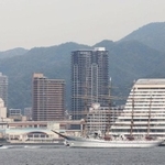 約２カ月間停泊していた神戸港を出港した練習帆船「日本丸」＝３日午前、神戸市中央区港島１から（撮影・吉田敦史）