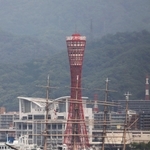 神戸ポートタワーを背に、神戸港を出港した練習帆船「日本丸」＝３日午前、神戸市中央区港島１から（撮影・吉田敦史）