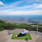 眼下に広がる神戸の街並みを眺めながらテレワークができる摩耶山の「掬星台」＝神戸市灘区摩耶山町