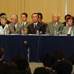 小泉首相訪朝を受け、会見する横田滋さん（中列左から３人目）早紀江さん夫妻と、有本明弘さん（同右から３人目）嘉代子さん夫妻ら家族会のメンバー＝２００４年５月２２日、東京都港区