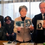 北朝鮮が出した写真を公表する横田滋さん・早紀江さん夫妻（右）と有本明弘さん嘉代子さん夫妻＝２００４年１１月１６日