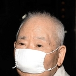 横田滋さん死去の知らせを受け、取材に応じる有本明弘さん＝５日夜、神戸市長田区（撮影・秋山亮太）