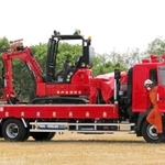 神戸市消防局が導入した重機搬送車両「神消３４」＝神戸市北区ひよどり北町３、市民防災総合センター