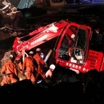 北海道地震の被災地で、重機を使い、安否不明者の捜索を続ける東京消防庁の消防隊員ら＝２０１８年９月、北海道厚真町