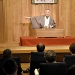 動楽亭で再開のあいさつをする桂ざこばさん＝大阪市西成区（代表撮影）