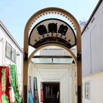 再開を目指し準備を進める神戸新開地・喜楽館。右側の地面に間隔を空けるための赤いテープが貼られている＝神戸市兵庫区