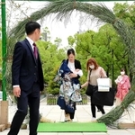 今年は新型コロナウイルス終息の願いも。無病息災や悪疫退散を祈って茅の輪をくぐる参拝者＝６日午前、神戸市中央区多聞通３、湊川神社