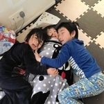 寝起きの煌之介ちゃん（１）＝中央＝を抱き締める信之亮君（６）と愛紗ちゃん（４）