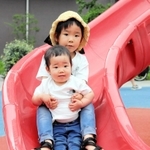 仲良く滑り台で遊ぶ芙來ちゃん（１）＝前＝と莉來ちゃん（５）