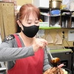 持ち帰り用の「牛かつめし」を用意する森本雅子さん。開業時期の問題で十分な公的支援が受けられず、苦しい経営が続く＝姫路市八家