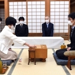 初手を指す加藤桃子女流三段（左）。右は里見香奈女流王位＝９日午前、大阪市福島区、関西将棋会館