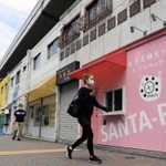 タピオカ店が建ち並ぶ高架下商店街で廃業した店（右端）＝９日午前、神戸市中央区（撮影・鈴木雅之）