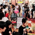 休日に長蛇の列ができた昨夏のタピオカドリンク専門店＝２０１９年７月、神戸市中央区東川崎町１